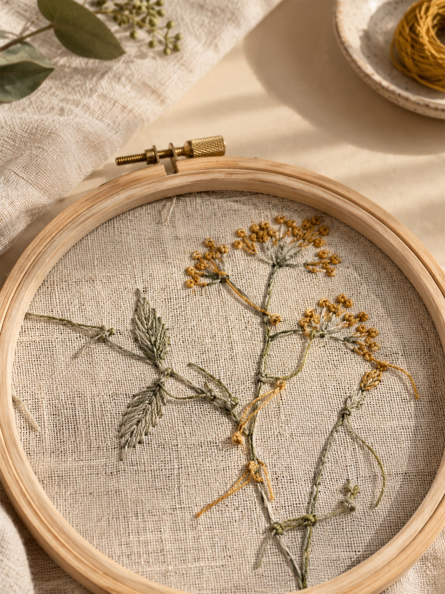 Dettaglio ricamo botanico su lino beige
